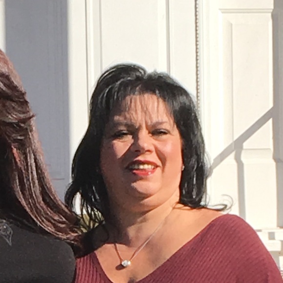 Profile Picture of Laurie Cataneo (@lauriecataneo) on Poshmark