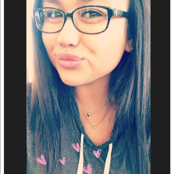 Profile Picture of Julia Linley (@jules24linley) on Poshmark