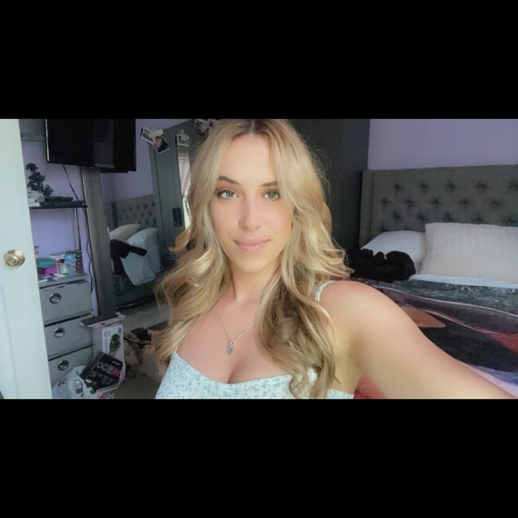 Profile Picture of Mercedes Pollom (@mercedespollom) on Poshmark