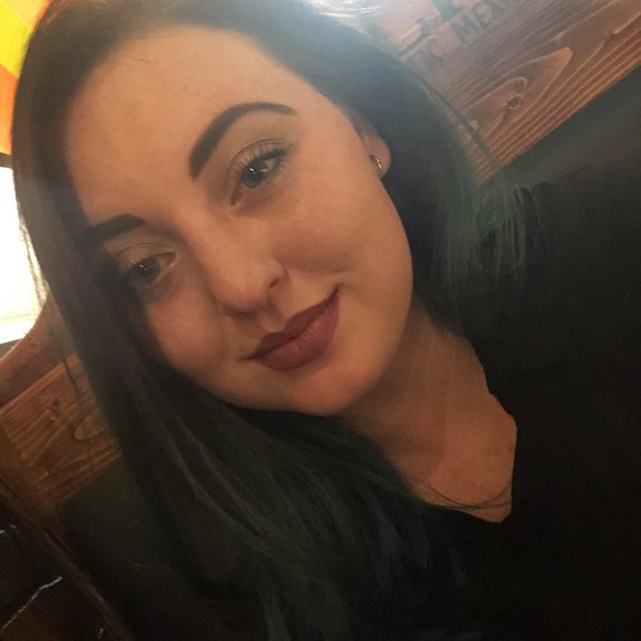 Profile Picture of Teah Sarrell (@teahsarrell) on Poshmark