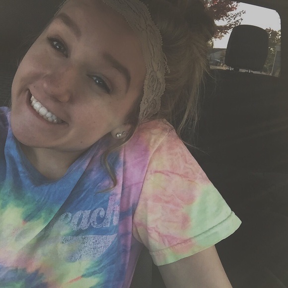Profile Picture of Maddie Pence (@maddiepence15) on Poshmark