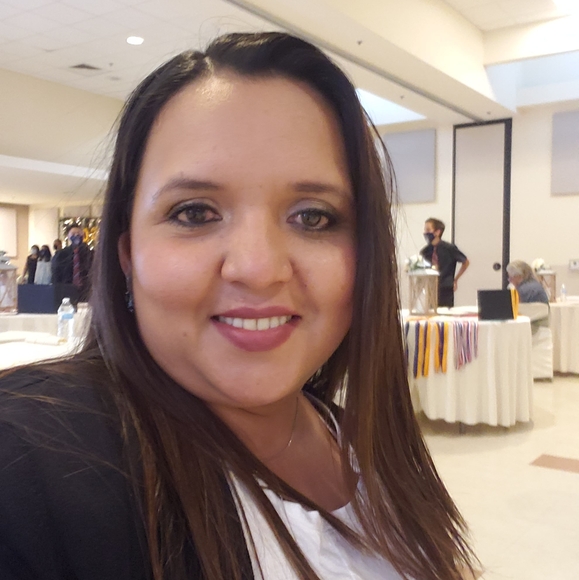 Profile Picture of Lorena Salinas (@klixnenita) on Poshmark