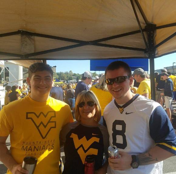 Profile Picture of Renee Knight (@reneeaknight) on Poshmark