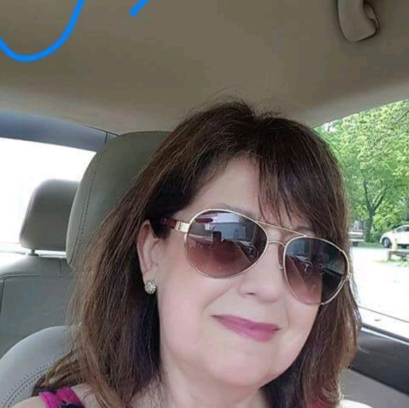 Profile Picture of Sandy Rhen (@sandygirl123) on Poshmark