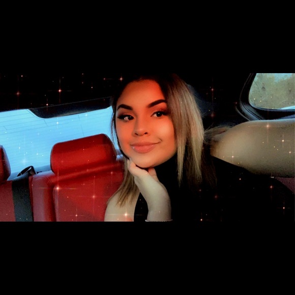 Profile Picture of Crissy Gonzalez (@crissygonz10) on Poshmark