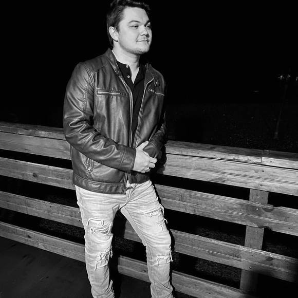 Profile Picture of Matt Sanford (@mattsanford) on Poshmark