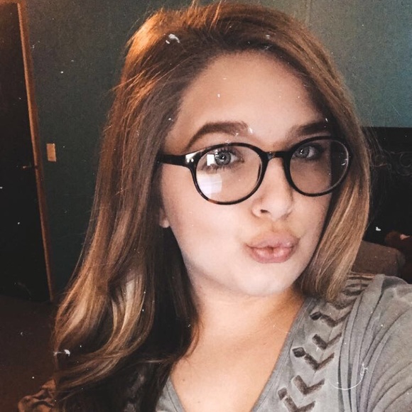 Profile Picture of Melia Sutherland (@meliaann_) on Poshmark