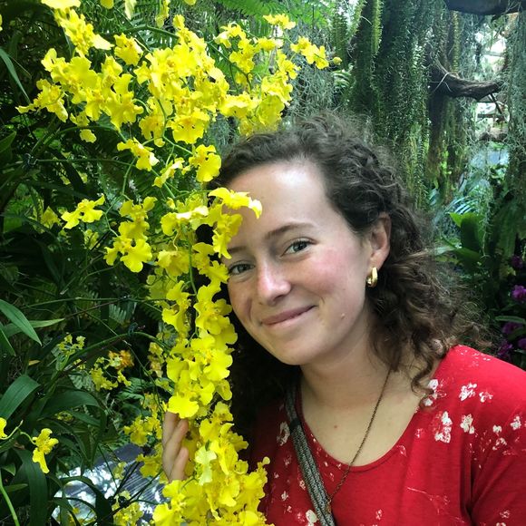 Profile Picture of Ellie Volinsky (@ellievolinsky) on Poshmark