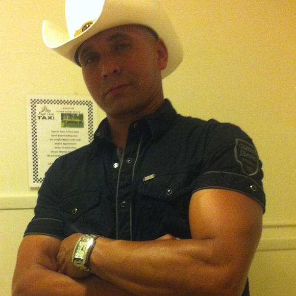 Profile Picture of Antonio Lua (@antoniolua74) on Poshmark