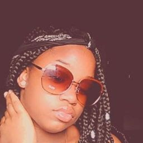 Profile Picture of Demesia Larry (@demesialarry71) on Poshmark