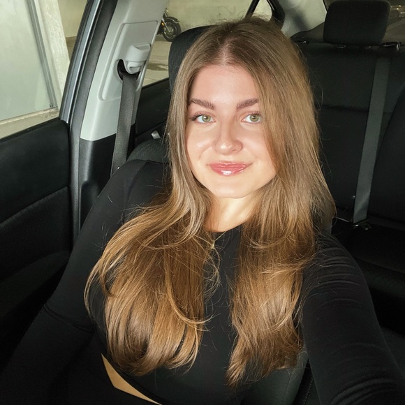 Profile Picture of Elif Yildirim (@elifyildirim) on Poshmark
