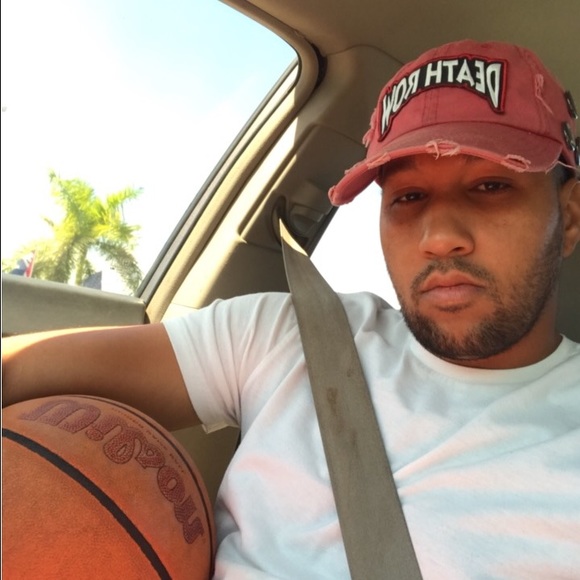 Profile Picture of Alex Reynoso (@reynoso27) on Poshmark