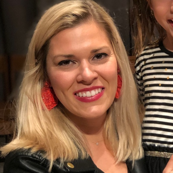 Profile Picture of Whitney Davidiuk (@whitdavidiuk) on Poshmark