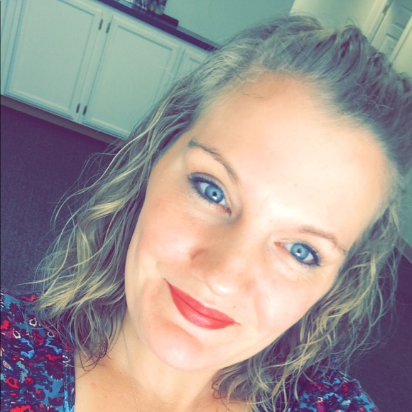 Profile Picture of Brianna Robbins (@briannajrobbins) on Poshmark