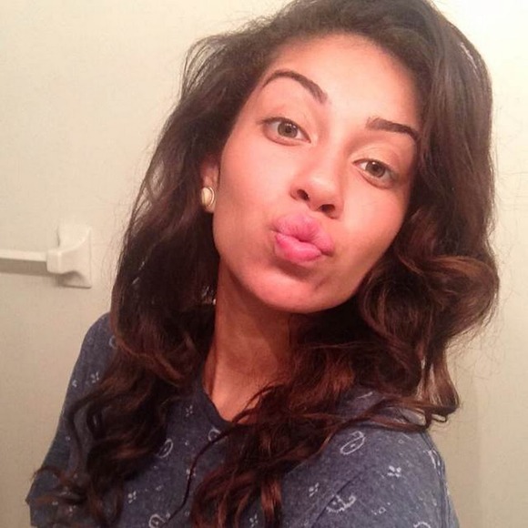 Profile Picture of Paola Sanchez (@paolasanz517) on Poshmark