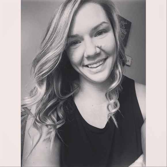 Profile Picture of Liz Kaniuka (@eakaniuk) on Poshmark