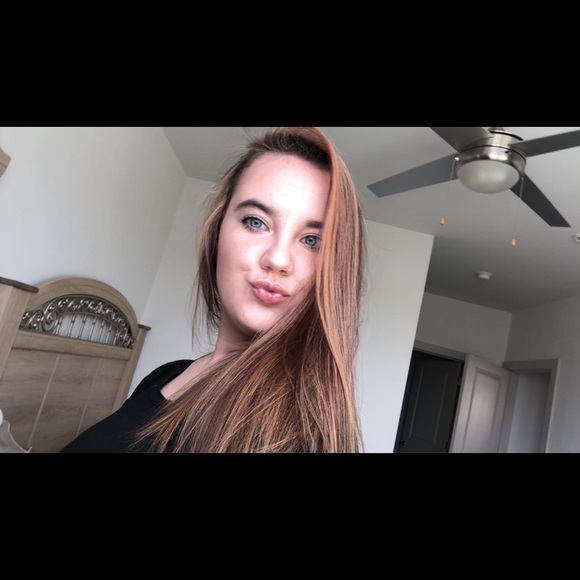 Profile Picture of Edina Ajanovic (@edina_a97) on Poshmark