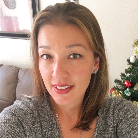 Profile Picture of Donna Whitehurst (@dazm13) on Poshmark