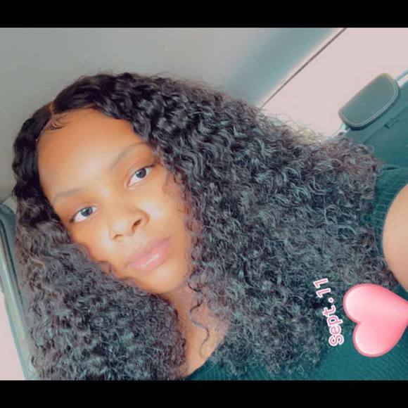Profile Picture of Markia Simone (@markiag) on Poshmark