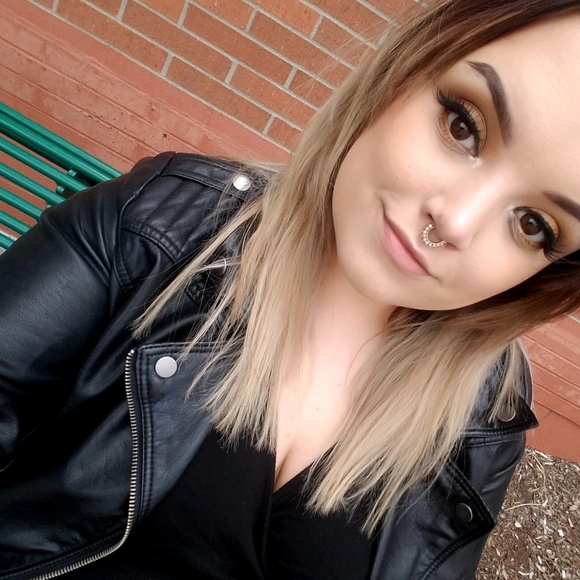 Profile Picture of Shelby Weisler (@bbyw0lph) on Poshmark