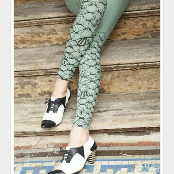 Profile Picture of Tricia Cribbins (@polaroppisites) on Poshmark