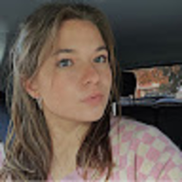 Profile Picture of Alexis Lessman (@ajlessman22) on Poshmark