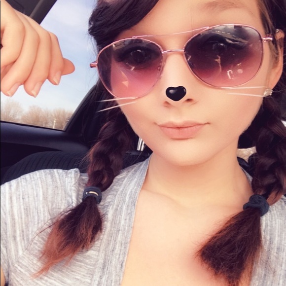 Profile Picture of Mollie Ouding (@mollitov135) on Poshmark