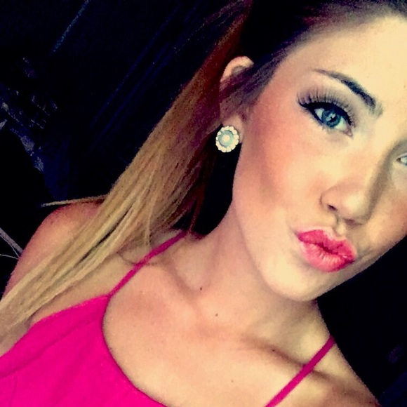 Profile Picture of Nikki Prestridge (@anp7) on Poshmark