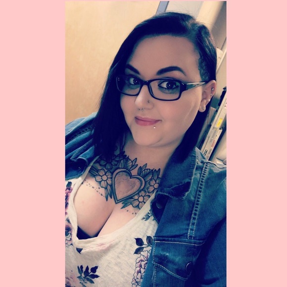 Profile Picture of Cailey Klinkhammer (@cailey5) on Poshmark