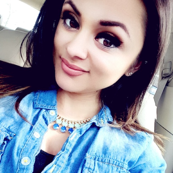 Profile Picture of Alysia Perez (@alyperez93) on Poshmark