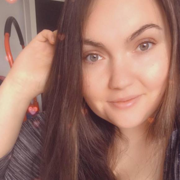 Profile Picture of Brittney Deschner (@britelle93) on Poshmark