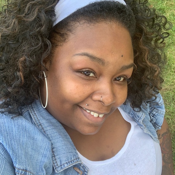 Profile Picture of Emerald Buley (@emeraldbuley) on Poshmark