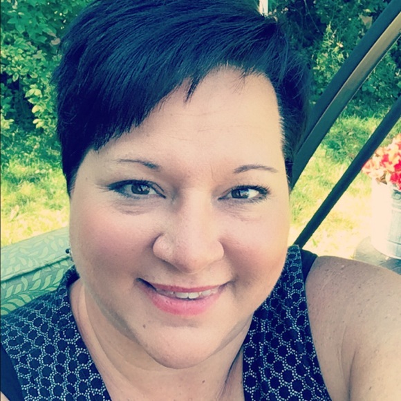 Profile Picture of Dawn Farrell (@dfarrell71) on Poshmark