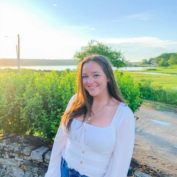 Profile Picture of Madeline Zrenda (@thezrendas) on Poshmark