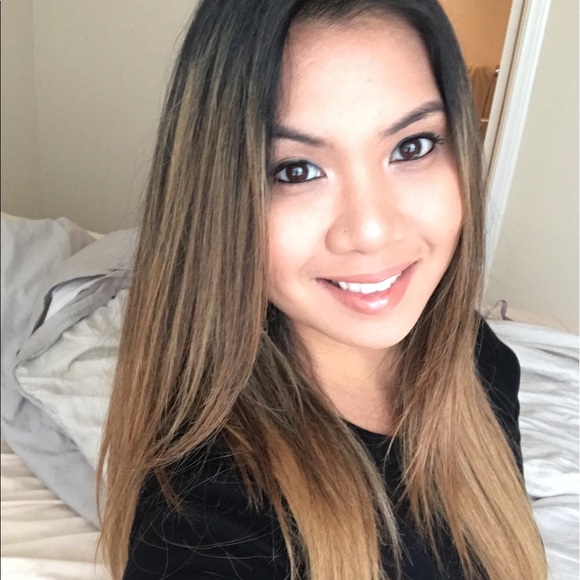 Profile Picture of Stephanie Rende (@stephrende) on Poshmark