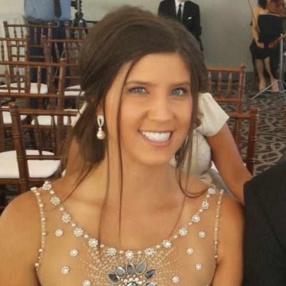 Profile Picture of Haley Mealer (@hayonu) on Poshmark