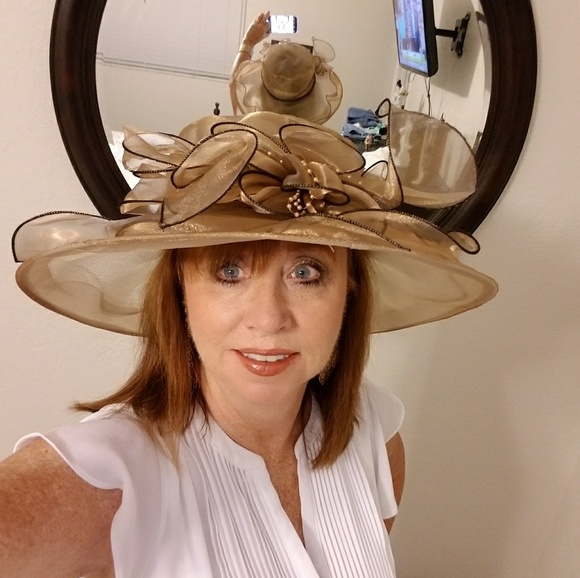Profile Picture of Charlene Roszell (@r3dh3ad60) on Poshmark