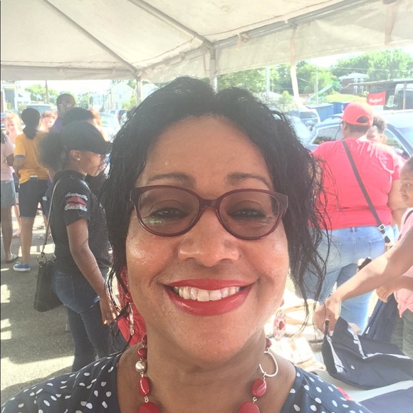 Profile Picture of Alice Miller (@alicelmiller) on Poshmark