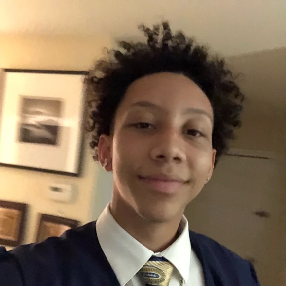 Profile Picture of Julian Naranjo (@jujuyea) on Poshmark