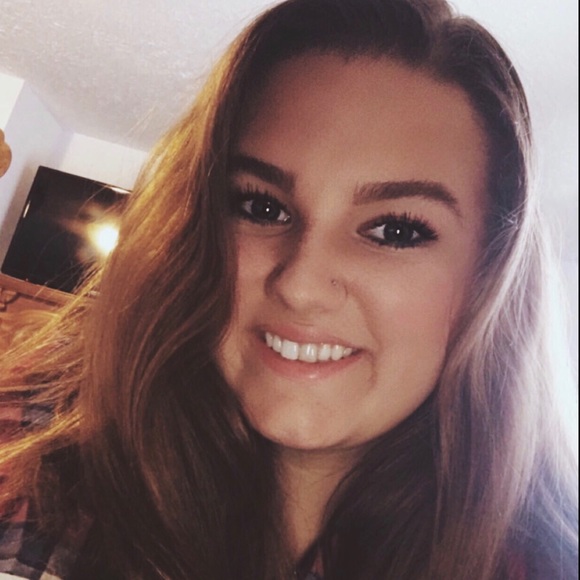 Profile Picture of Alexis Christoff (@alexis18549) on Poshmark