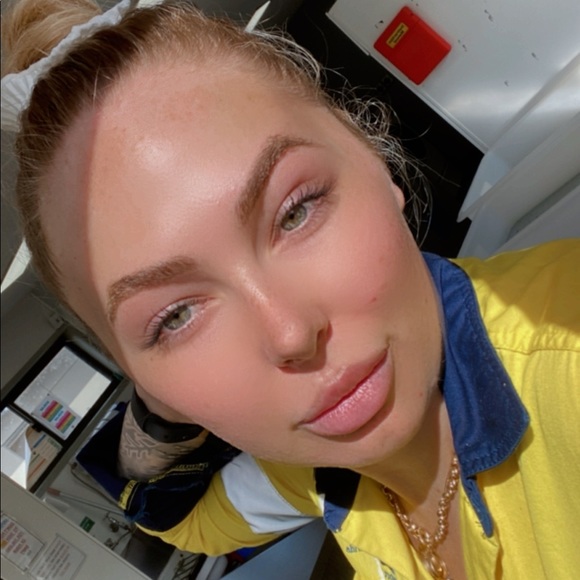 Profile Picture of Annaliese Oborne (@annalieseoborne) on Poshmark