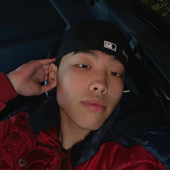 Profile Picture of Felix Yang (@eyeoffelix) on Poshmark