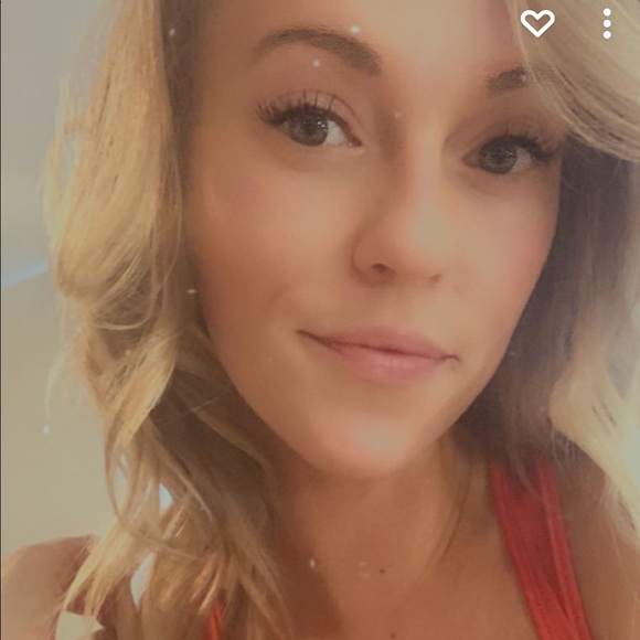 Profile Picture of Emily Hackney (@ehackney1) on Poshmark