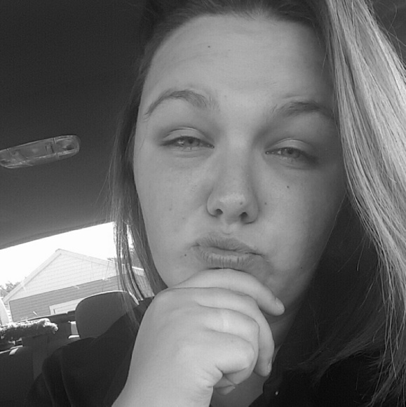 Profile Picture of Jolynn Cook (@jcook1997) on Poshmark