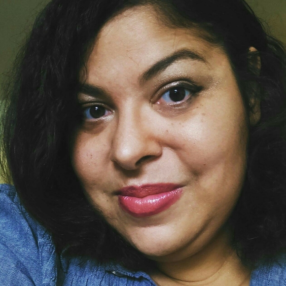 Profile Picture of Neeshia Pohl (@pohlcat3) on Poshmark