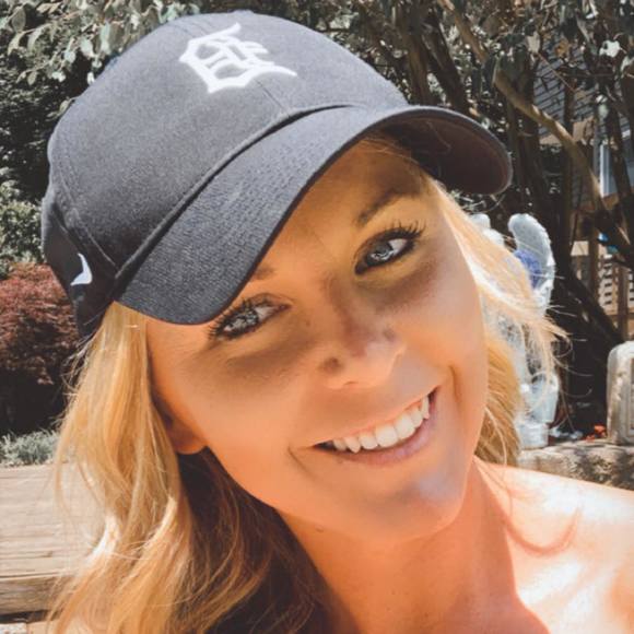 Profile Picture of Amber Harkness (@ammichelle) on Poshmark