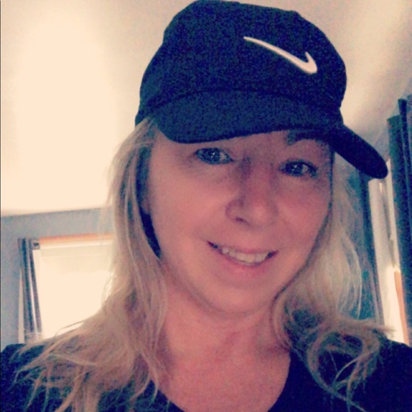 Profile Picture of Aprille Laramie (@alaramie4) on Poshmark