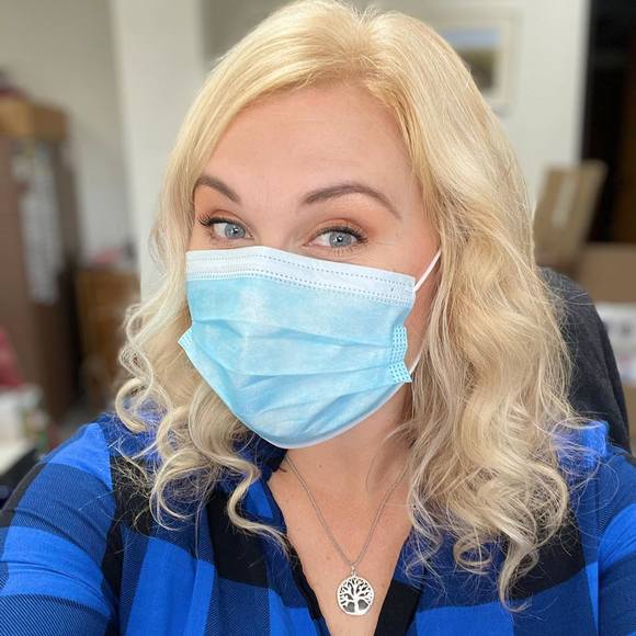 Profile Picture of Liz Matthews (@lizcmatthews) on Poshmark