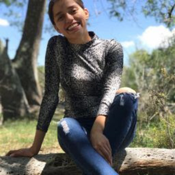 Profile Picture of Daniela Enriquez (@danielaenriq981) on Poshmark