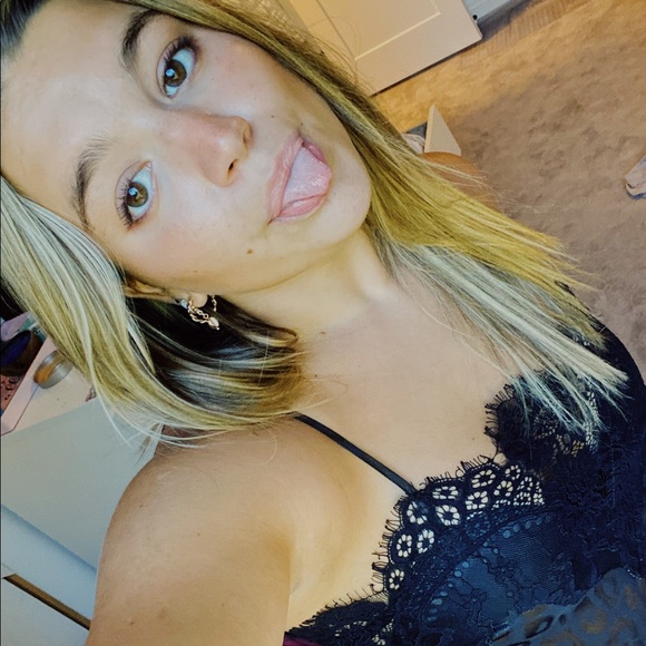 Profile Picture of Emily Cole (@ecole1238) on Poshmark